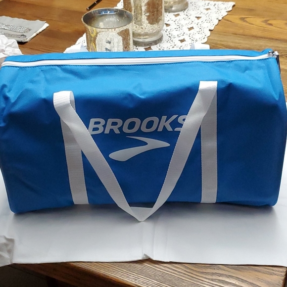 brooks running duffel bag